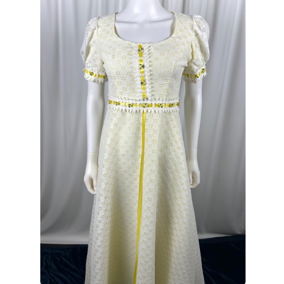 Vintage 1960’s Eyelet Floral Lace Maxi Dress in White + Yellow • Gown - XS/S - Picture 2 of 9